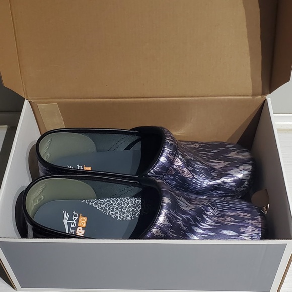 Dansko XP 2.0 Clogs - Picture 3 of 4